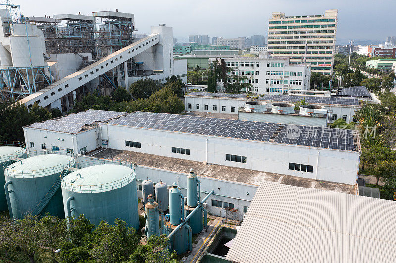 太阳能光伏板安装在工厂的屋顶上