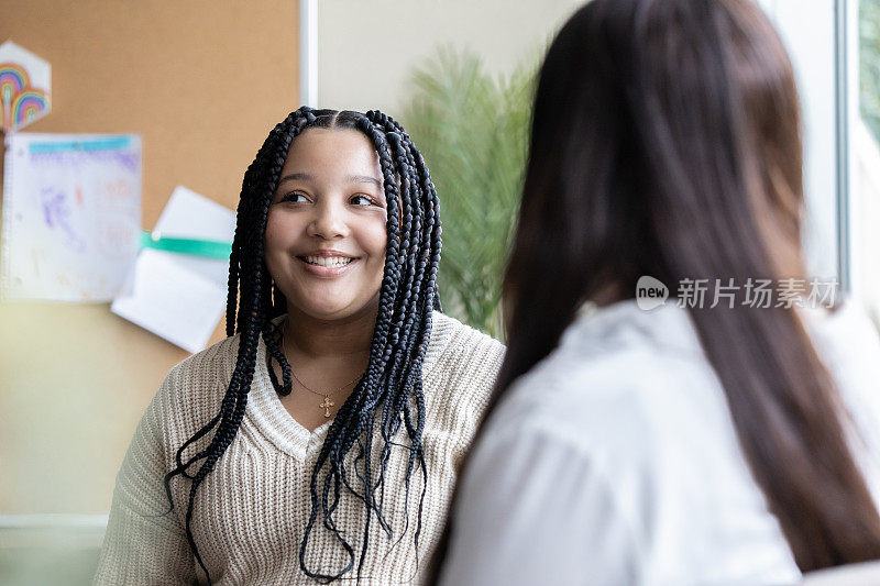 中学女生在会议期间与辅导员或老师见面