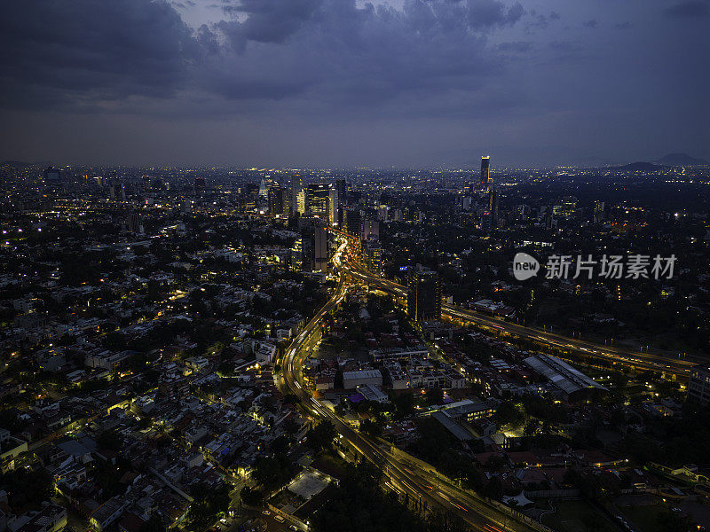 日落后的墨西哥城天际线