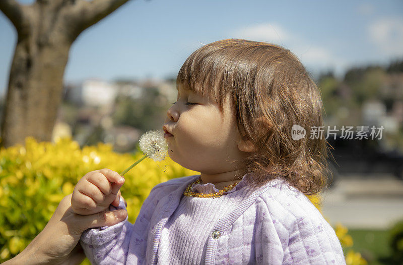 一个1岁半的小女孩的肖像