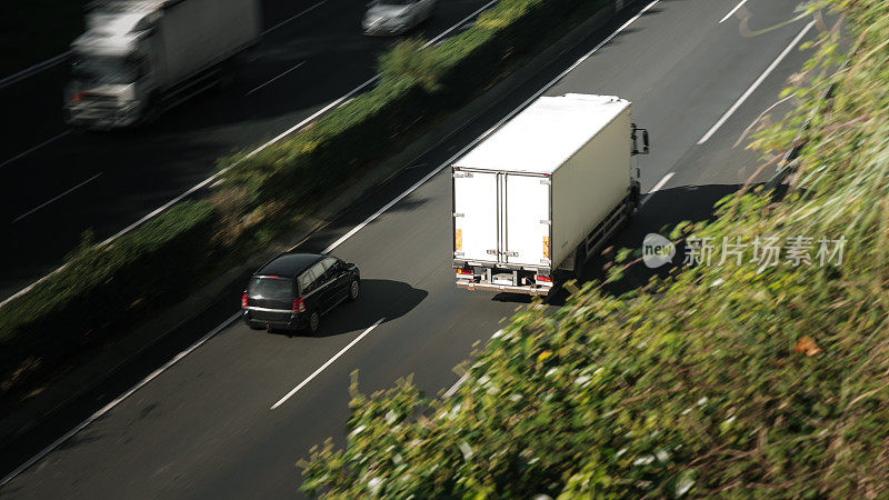 高速公路上行驶的卡车