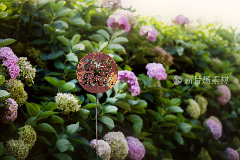 花园用生锈的铁制装饰品