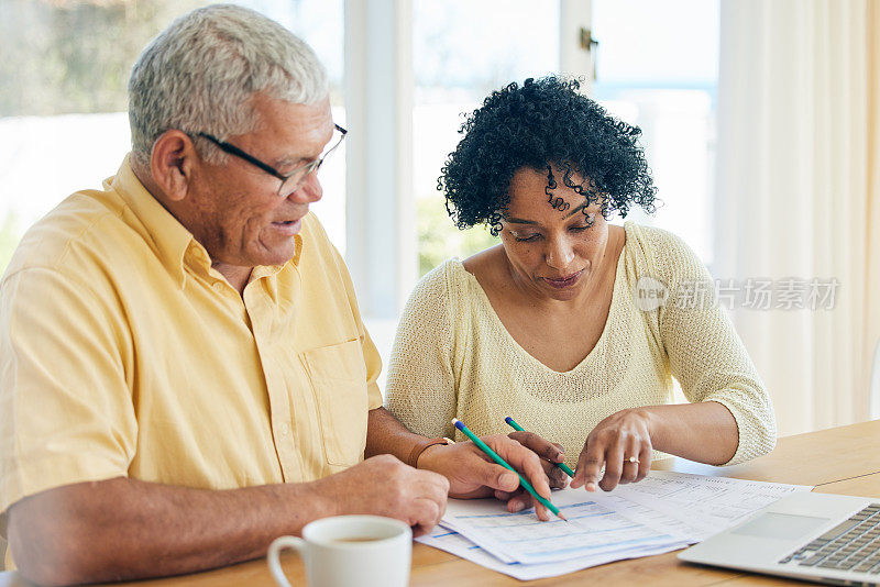 文书工作，预算和老年夫妇在家里为退休基金、投资规划或资产管理一起。老年人或妇女与伴侣阅读文件、金融贷款或抵押