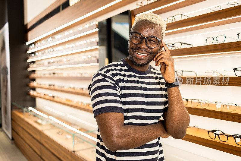 快乐的年轻非裔美国人买眼镜