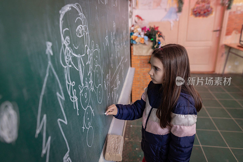 一个小女孩在装饰教室迎接新年