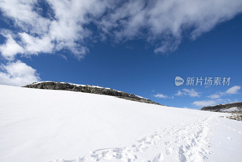 秋天的第一场雪给高山染上了色彩