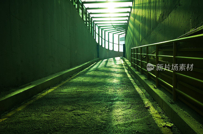 绿光闪烁的隧道通道
