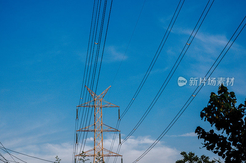 在蓝天上为电力输送的高压大电塔