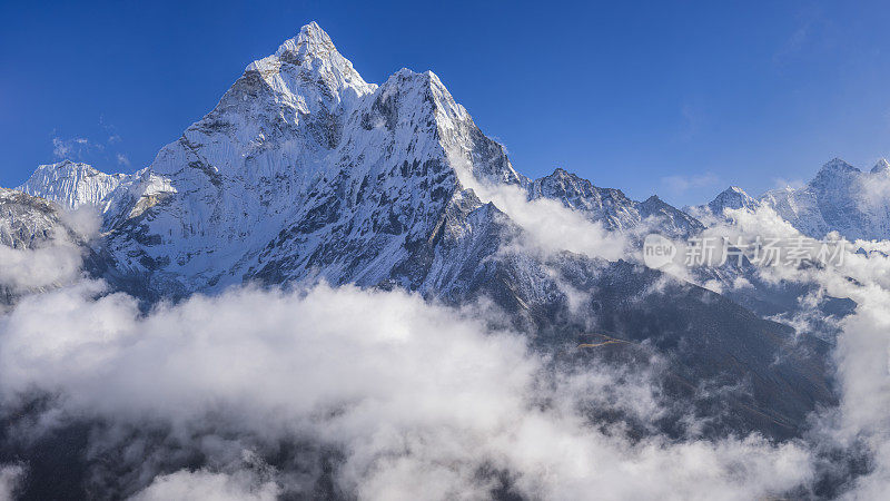 尼泊尔喜马拉雅山脉美丽的阿玛达布拉姆山的全景图