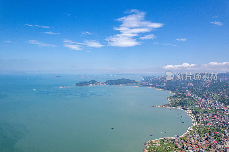 海上漂浮的水产养殖场鸟瞰图