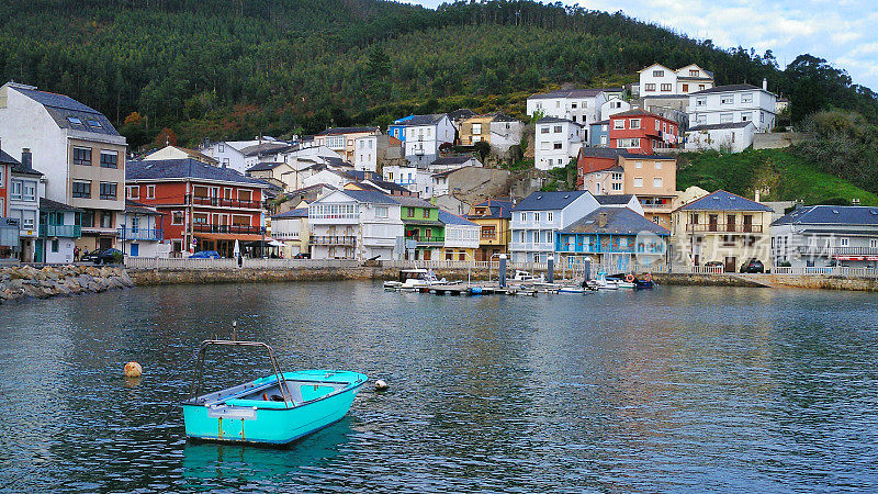 巴奎罗渔港和五颜六色的村庄，加利西亚，西班牙