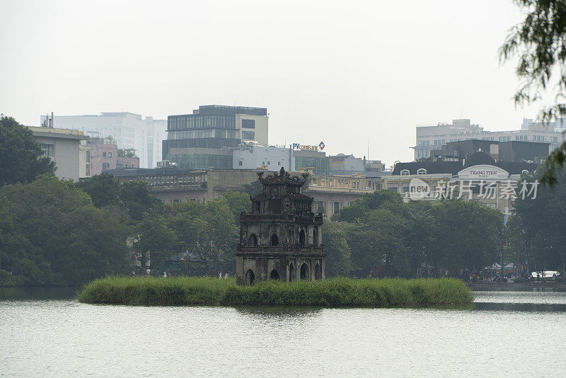 海龟塔位于还剑湖中央，是河内著名的旅游胜地和首都的象征