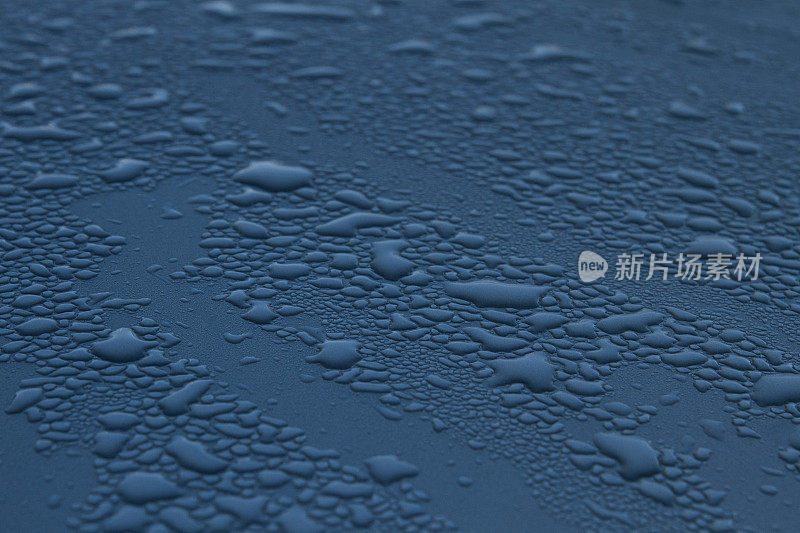 深蓝色的雨滴落在地面上
