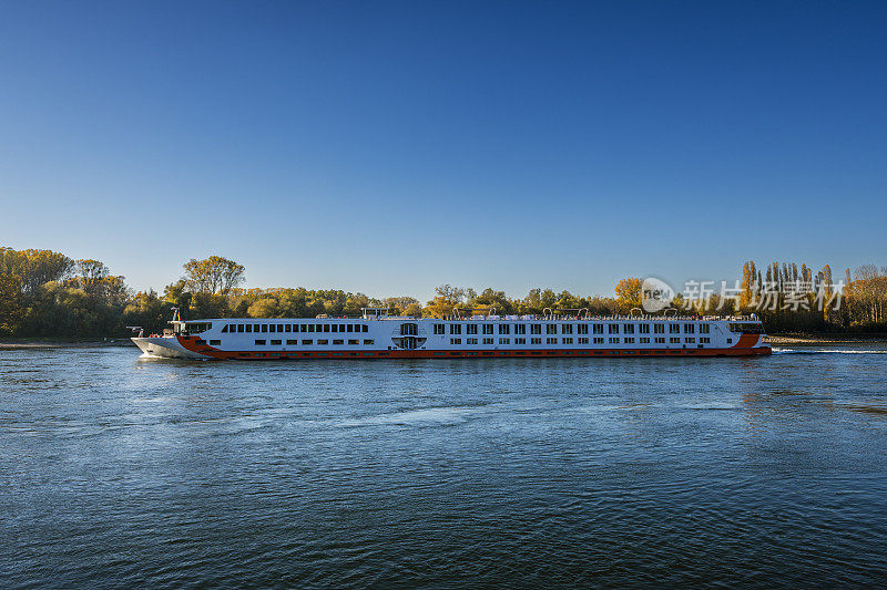 德国莱茵河上的游船