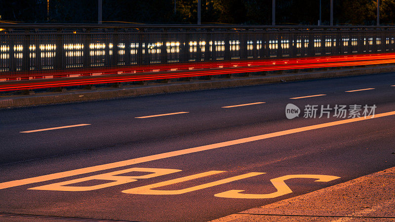 “BUS”字写在道路上，用于城市环境下夜间桥梁上的公共交通车道