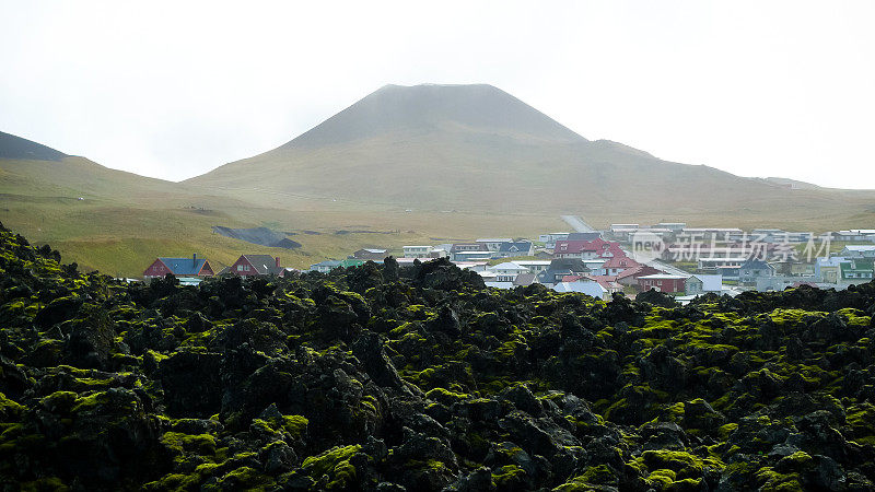 冰岛海岸外的Vestmannaeyjabær小镇是一个沉睡的小镇，它生活在两座火山的阴影下，1973年，一座熔岩场曾威胁到这座小镇