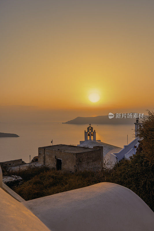 希腊圣托里尼岛日落时分的第三个村庄