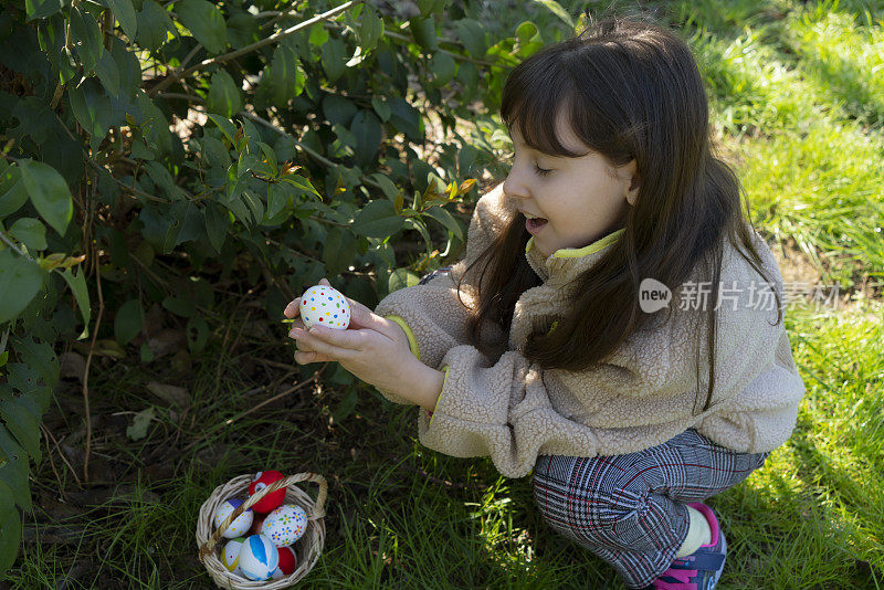 小女孩手中五颜六色的复活节彩蛋