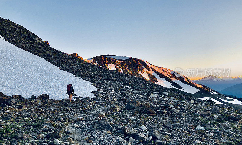 背包客在清晨徒步上山