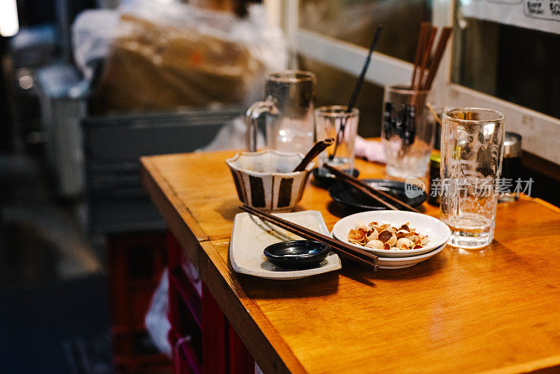 日式居酒屋桌。