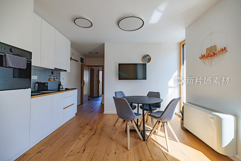 漂亮和优雅的客厅与一个小厨房在一边位于公寓出租