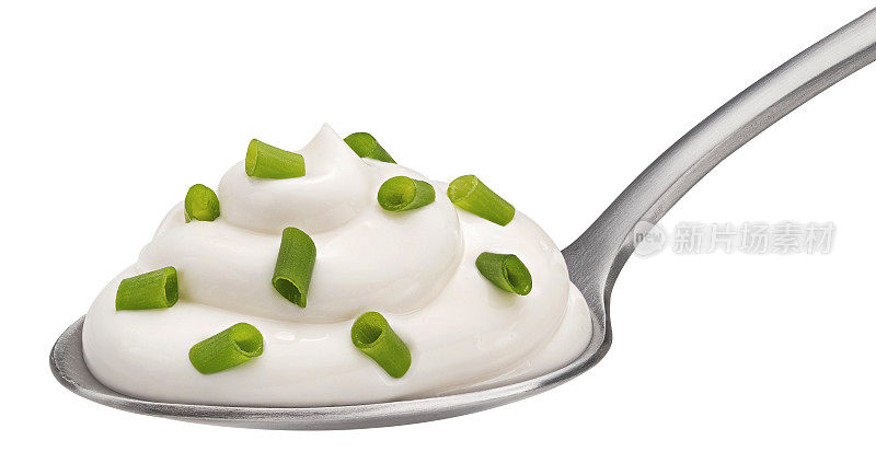 一勺酸奶油和葱孤立在白色的背景，充分的景深