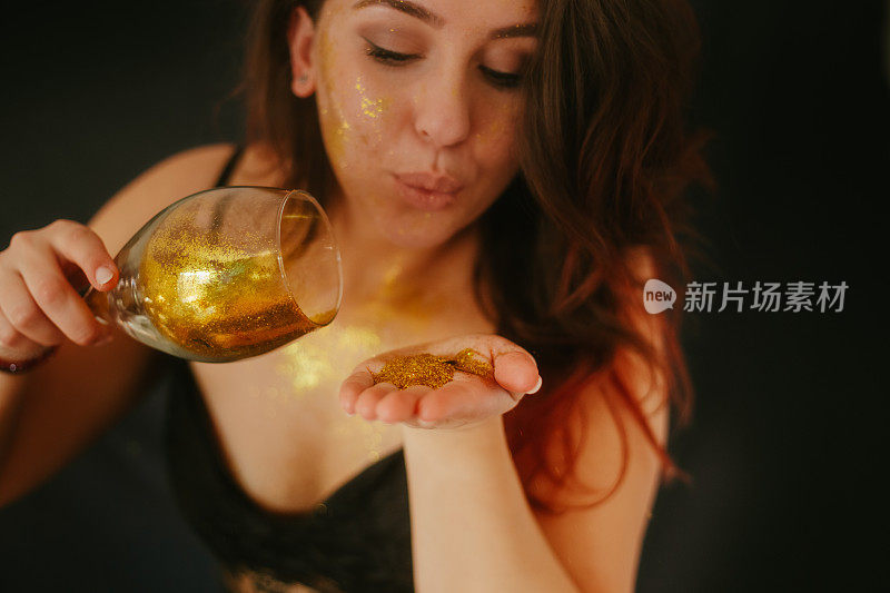 女人吹金闪光股票照片