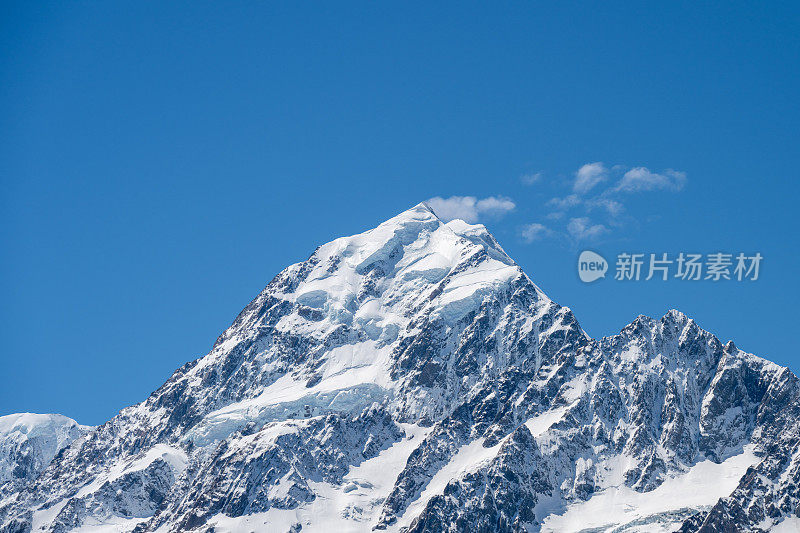 库克山白雪皑皑的山峰