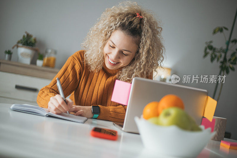 年轻女子正在听在线视频课