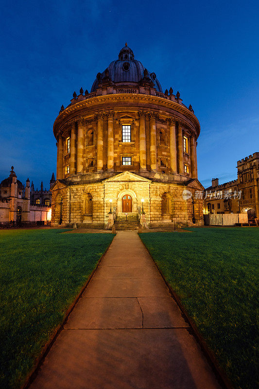 牛津大学的拉德克利夫照相机，在星光灿烂的春夜，英国