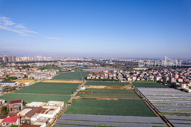 现代农业用地和农村建筑鸟瞰图