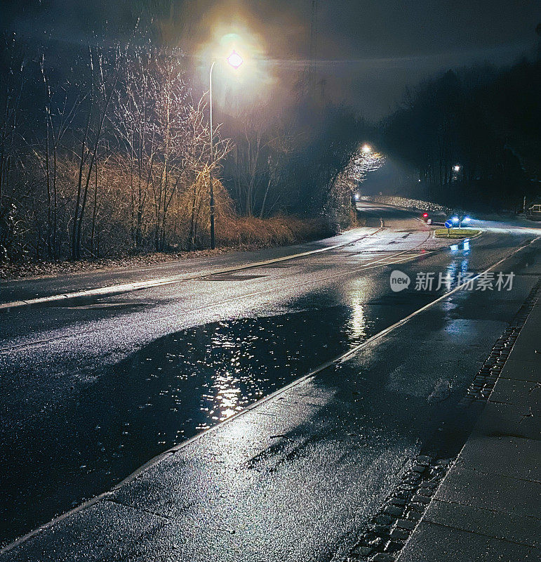 在下雨时，堵塞的下水道会导致洪水泛滥