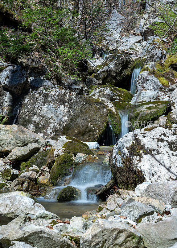 奥地利蒂罗尔的落基山脉景观中的小三级瀑布