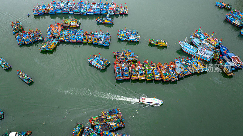 渔船在归仁港并排钉船