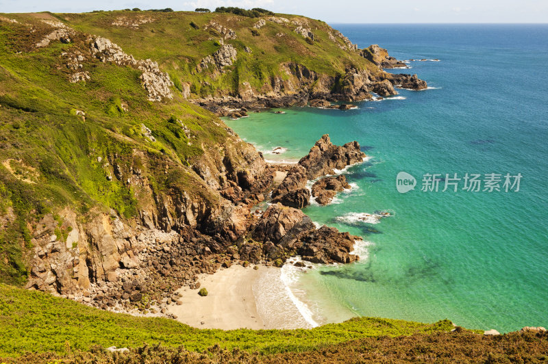 根西岛崎岖的海岸线