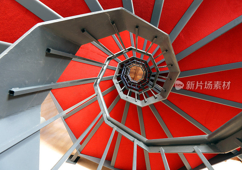 现代建筑中的螺旋楼梯和红地毯