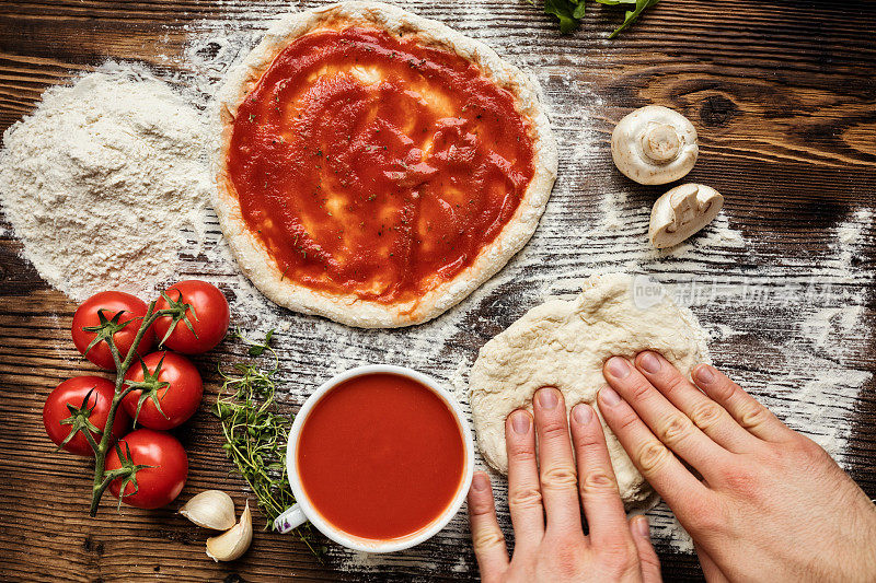 新鲜正宗的意大利生披萨制作
