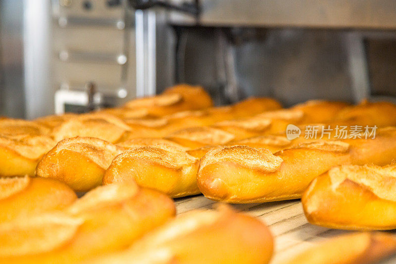 法式长棍面包在烹调后从烤箱出口出来