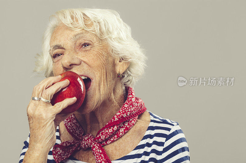 老女人在吃苹果