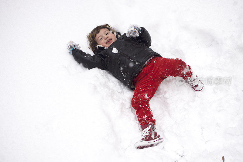 小男孩在冬天玩雪