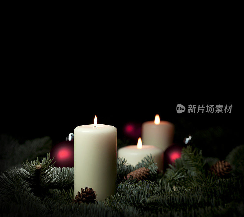 圣诞蜡烛和红色的小装饰品