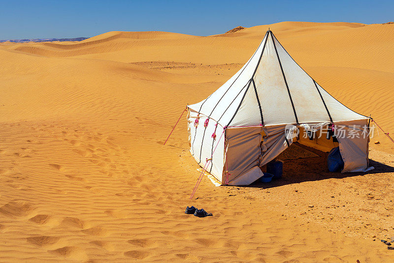 白色的图阿雷格帐篷在非洲摩洛哥的切布沙漠