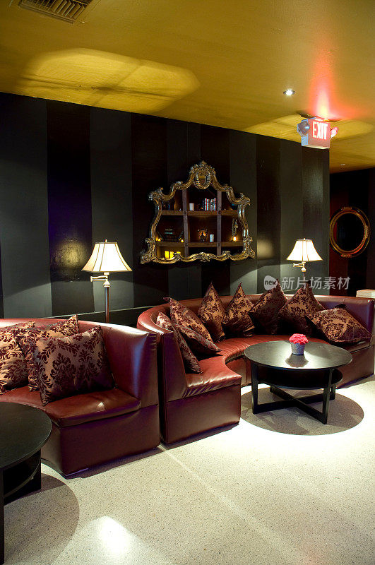 优雅高贵的沙发休息区在夜总会