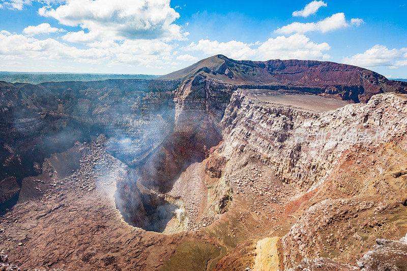 尼加拉瓜圣地亚哥火山口活跃的马萨亚火山