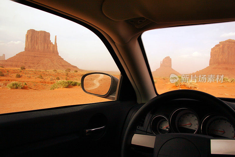 从车内观看，沿着空旷的沙漠路线驾驶自由