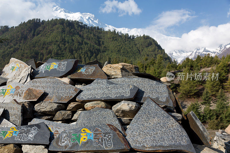 尼泊尔安纳普尔纳小道上的祈祷石