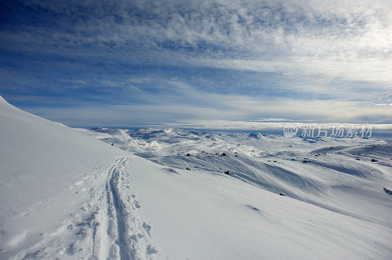 在Jotunheimen国家公园的高山越野滑雪