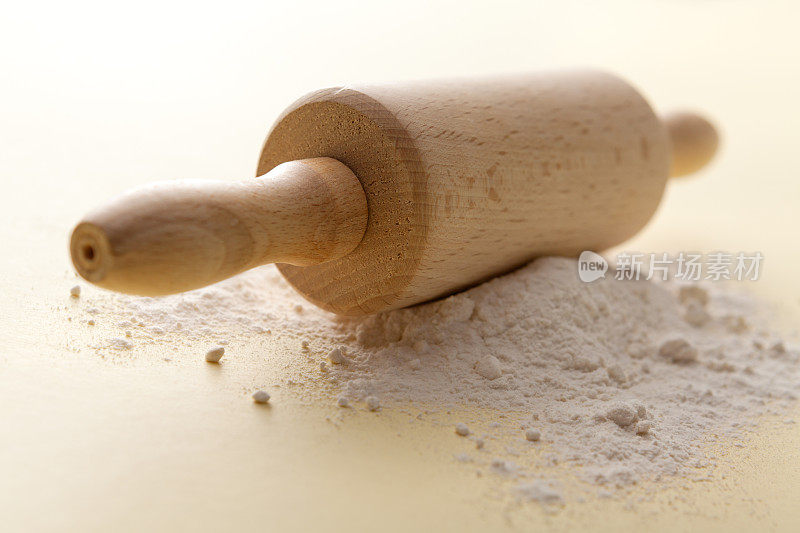 烘焙蒸馏器:擀面杖和面粉