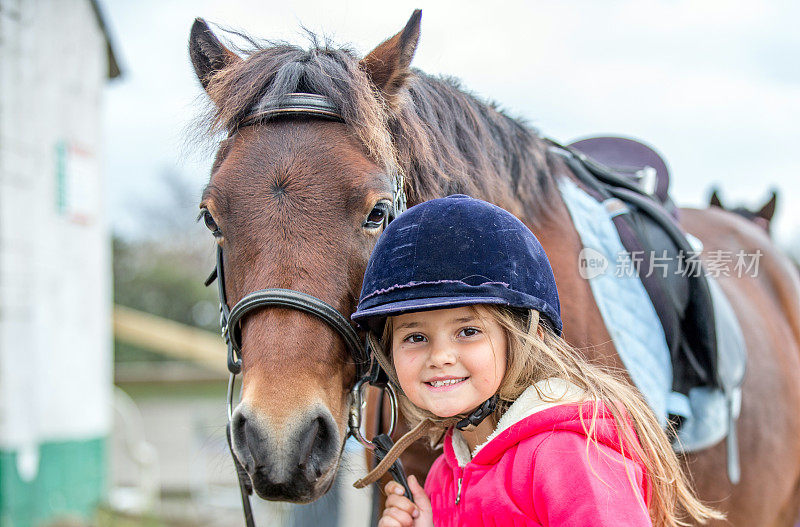 年轻女孩喜欢上骑马课
