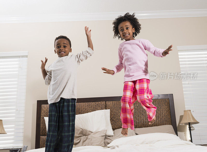 非裔美国儿童在床上跳得很开心